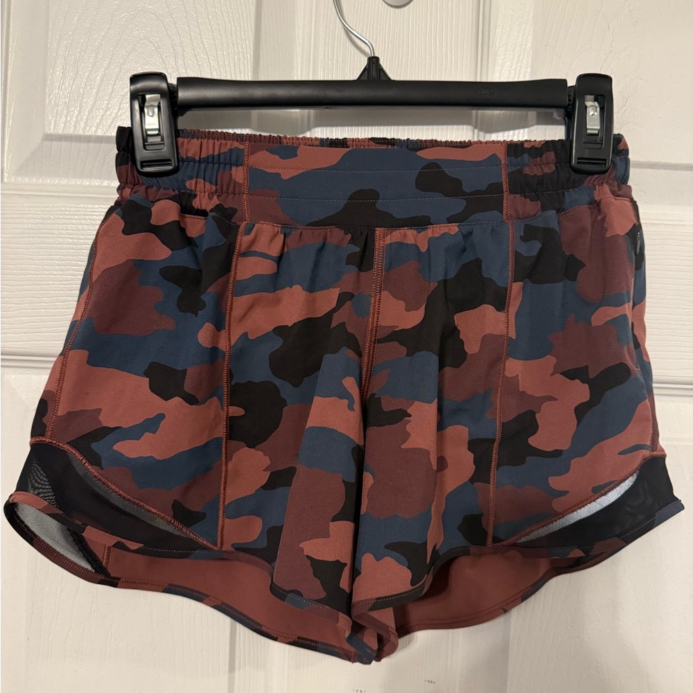lululemon athletica Women’s Hotty Hot Red Camo Shorts. Size 4